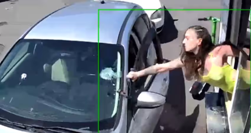 男客嫌貴用咖啡潑臉　超辣女店長鐵槌砸車反擊