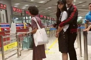 黃曉明寵妻狂魔一個小動作讓網友看不下去網友：自愧不如！