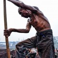 中國鋼鐵工廠卸貨工一天搬300噸貨物「每噸卻只能賺30元」，當攝影師拍到他們的午餐時…大家都不忍心看下去了。