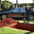 巴西土豪把賓利車陪葬了，原因，，土豪一言，竟震撼了全世界!!! 