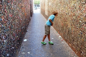 世界最噁心的景點「口香糖牆」累績20多年後終被清除！
