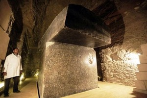 埃及地底現100噸巨型石箱考古學家把它把開後發現裡面竟然是...當場把他們嚇呆了！