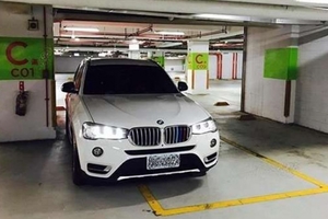 拍照Po網嘲笑BMW停車超線，半個車身都在停車格外！殊不知紛紛被網友打臉：這才叫懂停車！ 