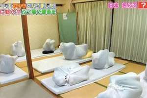 日本超狂的民俗療法，據稱可以讓人「放鬆到不行」！網友見狀驚喊「像在包屍體」！ 