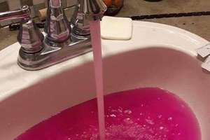 你敢喝嗎？加拿大水龍頭流出漂亮的「粉紅色自來水」，鎮長居然說「沒事，放心喝吧！」 