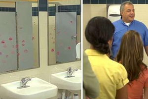 中二女學生不聽勸，頻頻在廁所鏡子留下口紅印！清潔工忍不住示範的「這件事」，讓她們乖乖不敢再這樣做... 