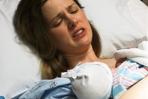 這個媽媽生完孩子就得到5億新台幣！因為護士竟在她生產時「把嬰兒強行推回產道」...