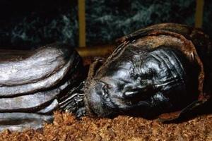 丹麥展出泥塘中保存「超過2000年木乃伊」皮膚毛髮清晰可見，死因讓人驚恐！