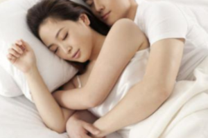 「失眠」是身體生大病的警訊！專家說只要睡前將雙腳擺在......包你內臟回春20歲！