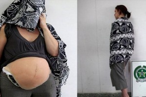 這個孕婦通關時竟然健步如飛！安檢人員不顧她的拒絕，硬將上衣掀開！「結果」讓機場的人都嚇壞了！