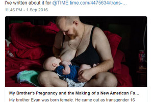 照片中男人真的在餵母奶！這算是當代最有意義的畫面了！