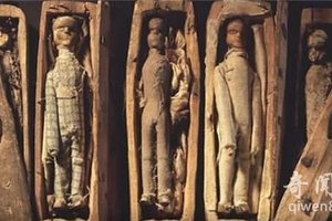 恐怖 ! 山洞發現17具木偶棺材, 一開始，這被認為是某種邪惡的巫術 ! 結果引出8年前神秘兇殺案 !