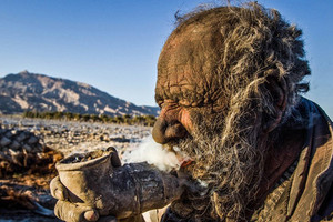 82歲老人62年來從未洗過澡，煙管里吸的是動物糞便，沒想到他每天吃喝的竟都是...，太扯了！！