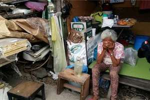 強颱重創阿嬤苦守45年的簡陋屋，幸好這群「好心人」重建家園…讓嬤破涕為笑！