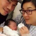 他24歲成名結婚14年為求子做10年試管，直到48歲才當上父親