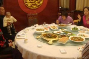 婆婆宴請我「窮酸」爸媽在豪華酒店吃飯，沒想到婆婆在飯桌上竟說出「這種話」….飯後爸媽勸我立刻分手！！
