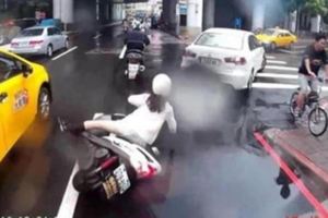 熱褲妹打滑摔車一雙美腿全露，男人搶扶：沒事吧！但58秒面罩一掀開來.....（圖+影）