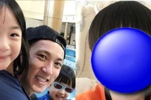 吳尊愛兒Max正面首曝光！大眼小虎牙網誇「比爸爸帥」！圓圓大眼和精緻小嘴的可愛萌樣，讓網友直呼「基因強大」！