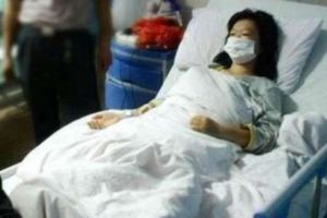 18歲高二女孩出血昏迷，下腹出現疤痕，醒來才說出「以前的那次，做掉了」…讓父母都傻了!!