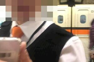 搭高鐵持回數票過台北閘門沒扣到款，被列車長要求補票，居然怒投訴「態度惡劣，高鐵老鼠屎！」