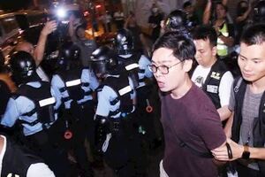 港警突擊查獲弓箭、汽油彈，「港獨」頭目陳浩天落網！