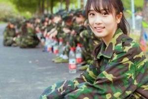 女友是職業軍人！他請女友幫開可樂...下一秒「職業病爆發」反射動作讓大家笑翻！