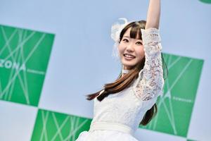 東山奈央露天演唱被圍得水洩不通