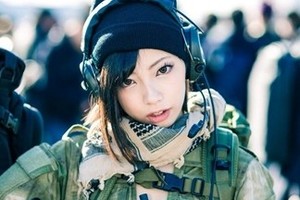 阿宅真可憐，日本阿宅建議COSER 使用大口徑小型手槍被COSER 指多管閒事