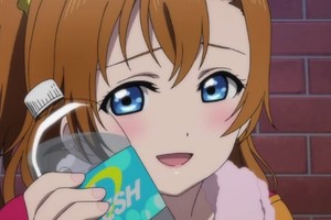 微妙的違和感！中國老奶奶帶著高坂穗乃果背包坐公車