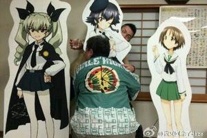 日本宅真可怕！二次元紙片人被群眾強吻嚇壞溫泉館長