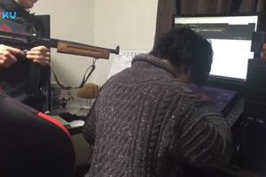 特別的工作技巧，日本漫畫家被親媽拿著槍站在身後監督自己工作
