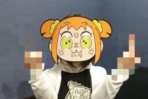 本人無疑！悠木碧戴pop子麵具後豎中指