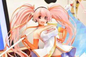超級索尼子1/6超大模型，元氣賽車娘展示火辣身材