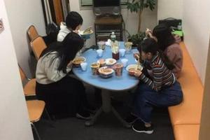 想喝佐倉綾音吃剩下的？《愛吃拉麵的小泉同學》聲優們在休息室狂吃泡麵