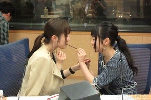 聲優小倉唯與日高里菜官方福利，兩大女神互咬Pocky