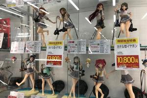 日本商店想到用這個方法來賣耳機！網友：這…買耳機送手辦嗎？