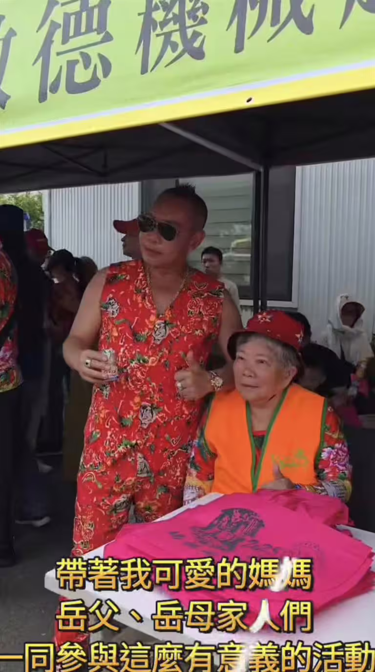 吊車大王帶著家人以及80名員工參加白沙屯進香ㄡ(圖/翻攝自「啟德啟德機械起重工程-股公司」臉書) 吊車大王帶著家人以及80名員工參加白沙屯進香ㄡ(圖/翻攝自「啟德啟德機械起重工程-股公司」臉書)