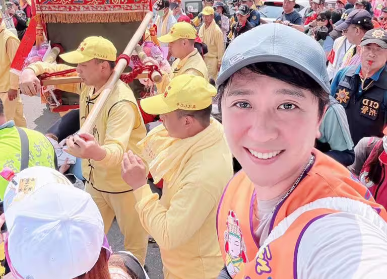 沈建豪近日投身白沙屯媽祖進香志工。(豪記唱片提供) 沈建豪近日投身白沙屯媽祖進香志工。(豪記唱片提供)