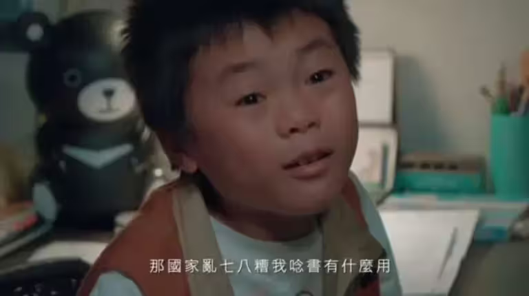 ▲罷免團體最近推出導演王小棣執導的宣傳影片,但劇中卻有小孩哭著反嗆爸爸,「國家亂七八糟,我念書有什麼用」,內容曝光引發議論。(圖/翻攝畫面) ▲罷免團體最近推出導演王小棣執導的宣傳影片,但劇中卻有小孩哭著反嗆爸爸,「國家亂七八糟,我念書有什麼用」,內容曝光引發議論。(圖/翻攝畫面)