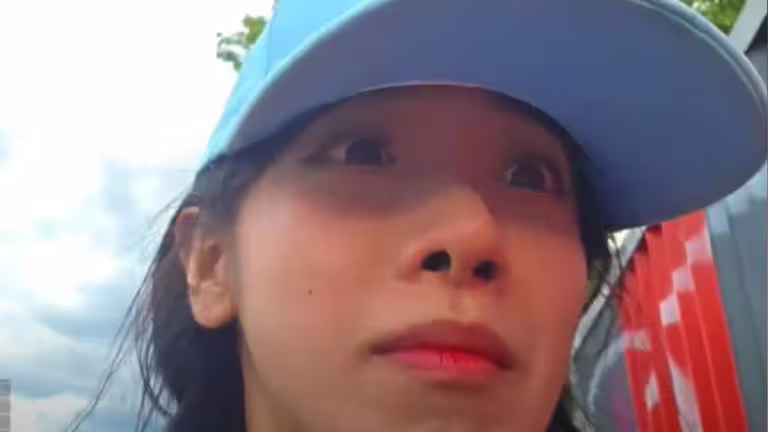 企鵝妹遇襲露出驚恐表情(圖/翻攝自企鵝妹直播片段) 企鵝妹遇襲露出驚恐表情(圖/翻攝自企鵝妹直播片段)