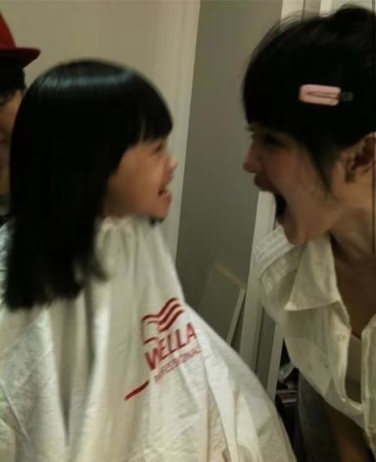 Lily貼出從小跟大S的有趣合照懷念天上的她。(翻攝Lily IG) Lily貼出從小跟大S的有趣合照懷念天上的她。(翻攝Lily IG)