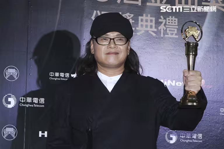 第30屆金曲獎獲得最佳台語男歌手流氓阿德。(記者邱榮吉、林士傑/攝影) 第30屆金曲獎獲得最佳台語男歌手流氓阿德。(記者邱榮吉、林士傑/攝影)