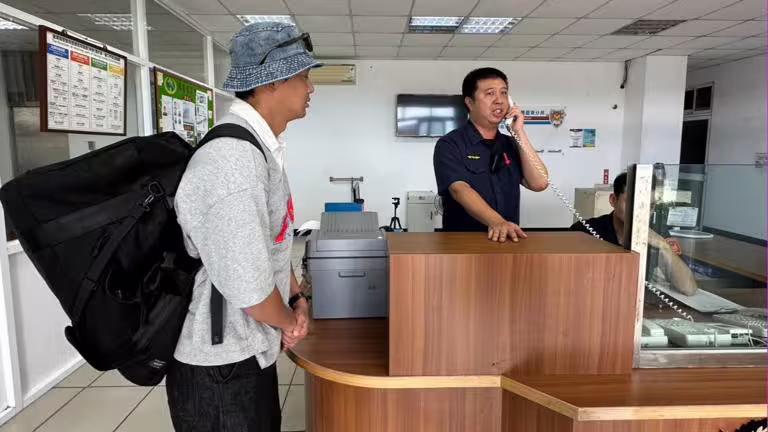 威廉第一時間赴綠島分駐所配合調查。(圖/讀者提供) 威廉第一時間赴綠島分駐所配合調查。(圖/讀者提供)