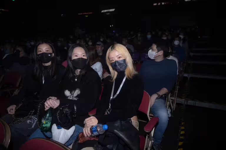 徐濠縈(金髮)曾帶女兒到場支持陳奕迅演唱會。(圖/ESLLimited提供) 徐濠縈(金髮)曾帶女兒到場支持陳奕迅演唱會。(圖/ESLLimited提供)