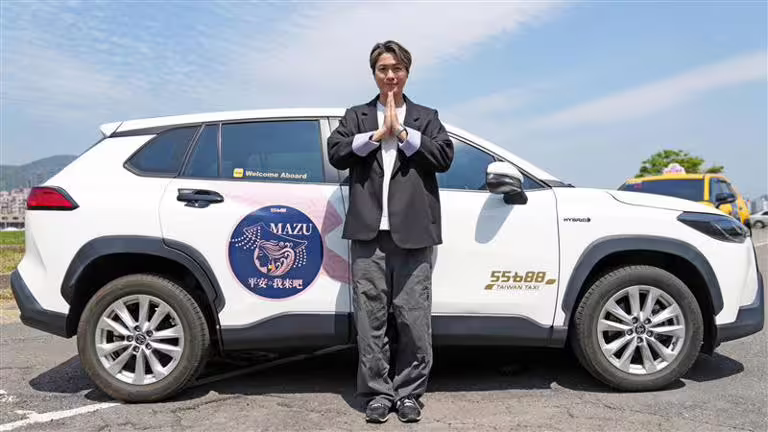 黃少谷開多元計程車。(圖/翻攝自臉書) 黃少谷開多元計程車。(圖/翻攝自臉書)