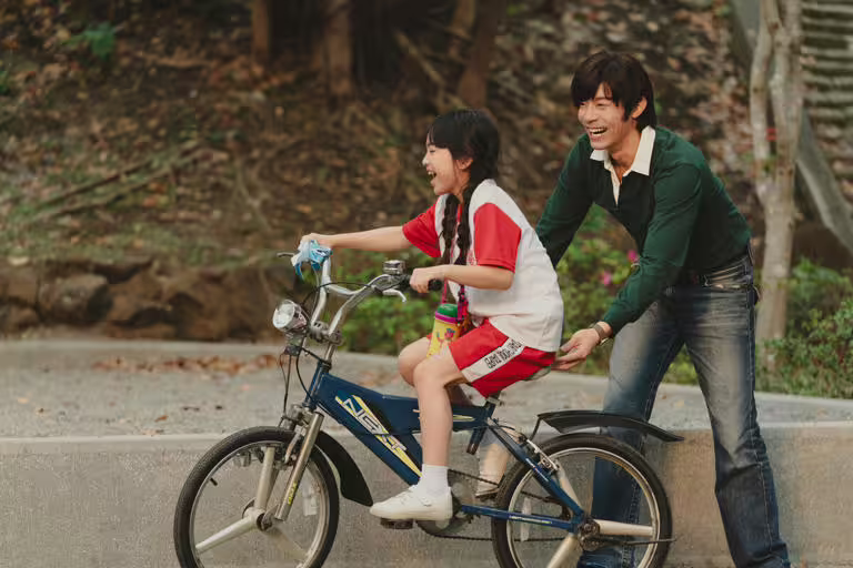 Netflix台劇《忘了我記得》劇照 - 王柏傑飾演年輕時的秦漢、小演員飾演童年謝盈萱 Netflix台劇《忘了我記得》劇照 - 王柏傑飾演年輕時的秦漢、小演員飾演童年謝盈萱