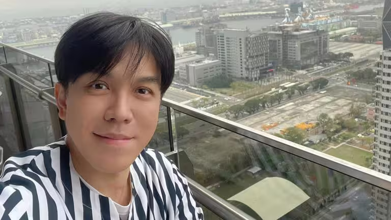 許志豪擁有深邃雙眼皮，屢遭友人質疑進廠維修。（圖／翻攝自許志豪臉書）