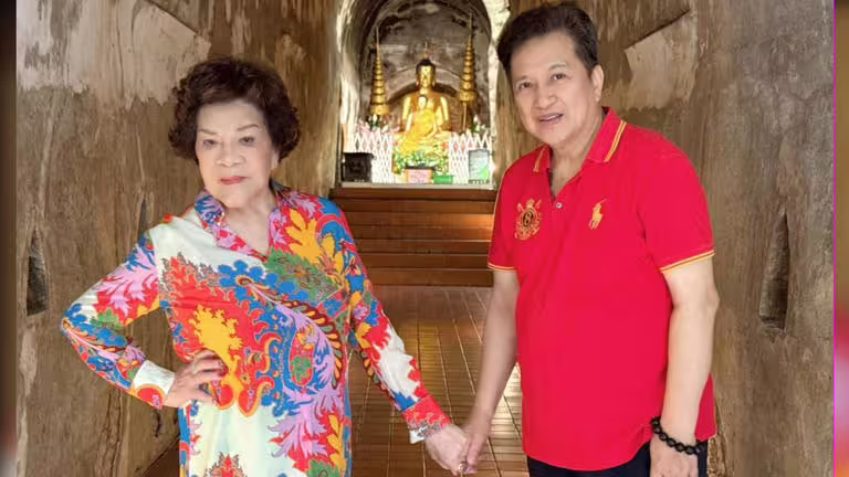 周遊(左)和李朝永到泰國遇到僑胞獻唱神鵰俠侶。(圖/周遊提供) 周遊(左)和李朝永到泰國遇到僑胞獻唱神鵰俠侶。(圖/周遊提供)