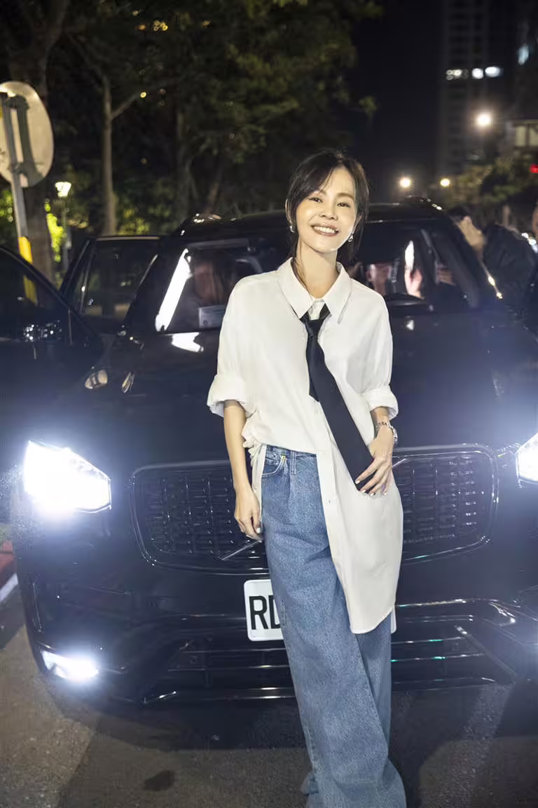 彭佳慧為新歌MV化身帥氣Uber司機，展現一流駕駛技術。（圖／索尼音樂提供）