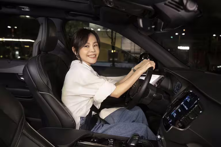 彭佳慧為新歌MV化身帥氣Uber司機，展現一流駕駛技術。（圖／索尼音樂提供）